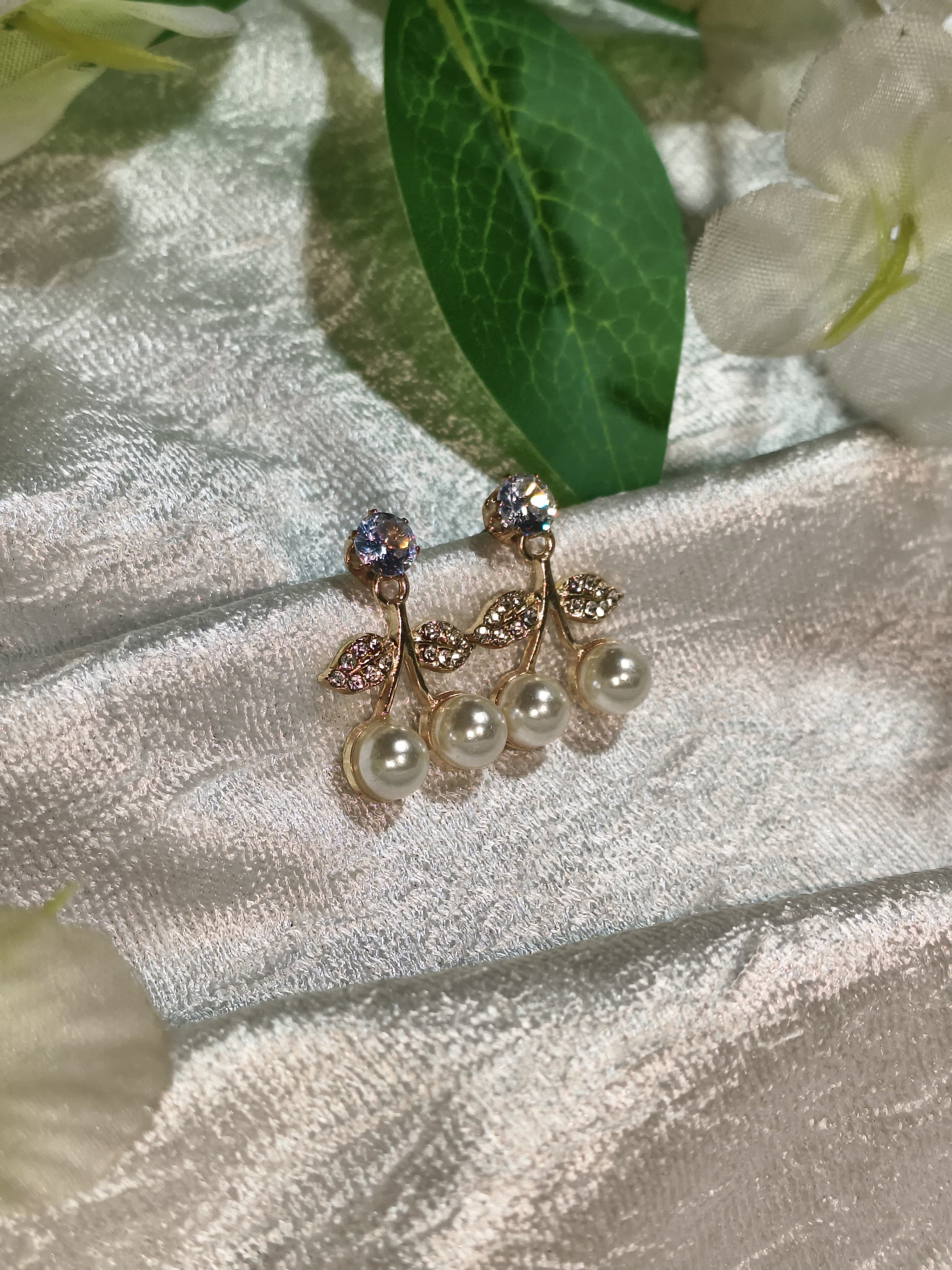 ✨ Elegant Pearl Leaf Drop Earrings – Minimal Yet Classy