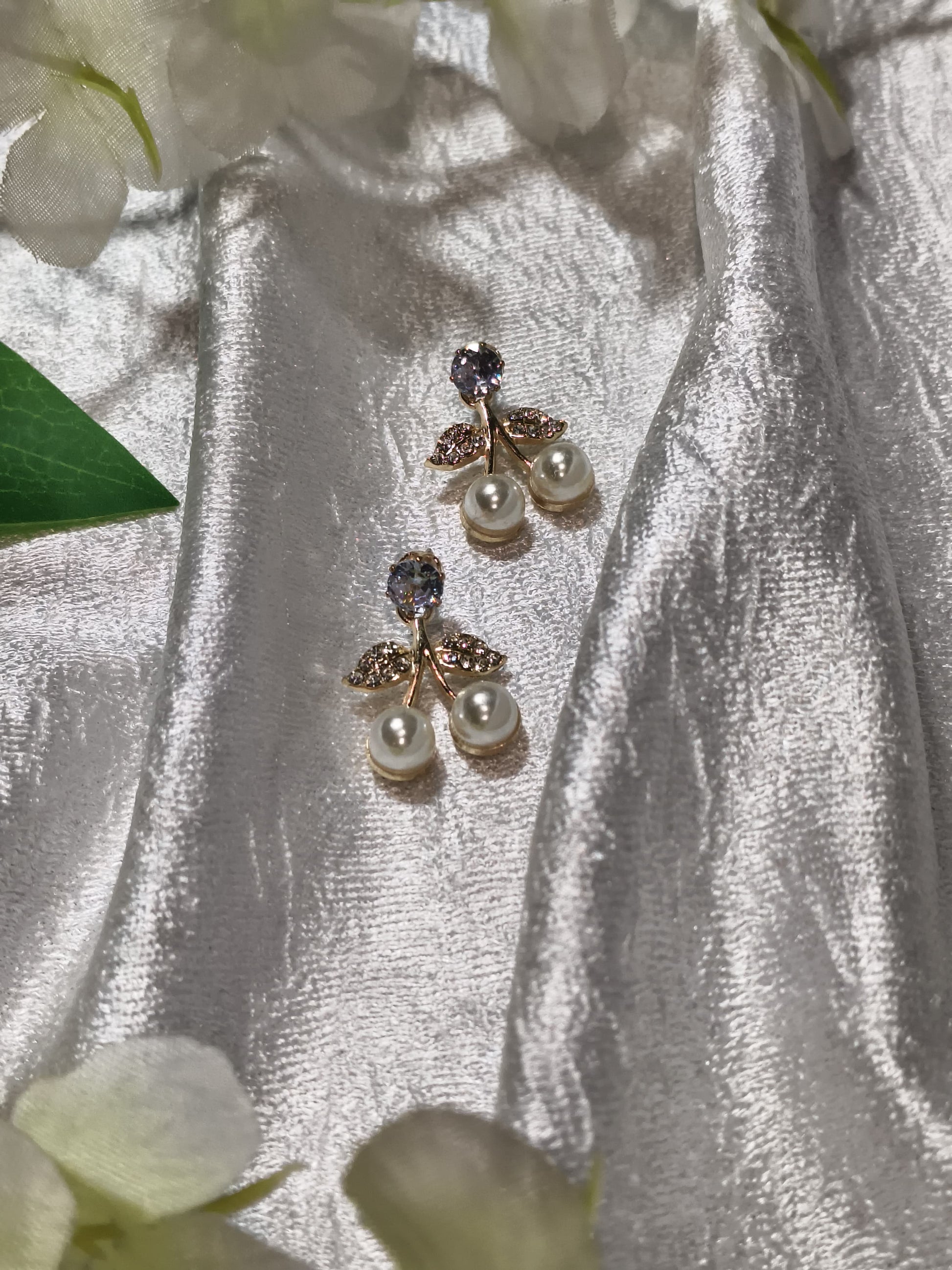 ✨ Elegant Pearl Leaf Drop Earrings – Minimal Yet Classy