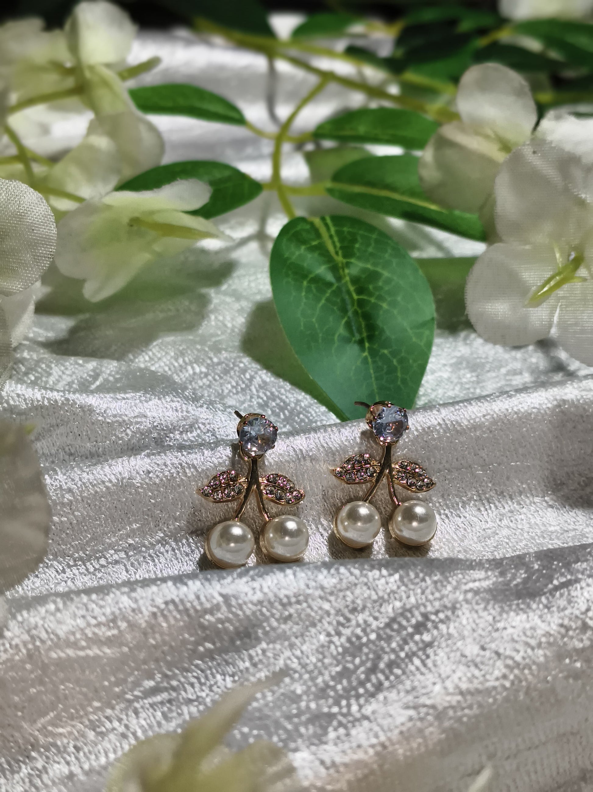 ✨ Elegant Pearl Leaf Drop Earrings – Minimal Yet Classy