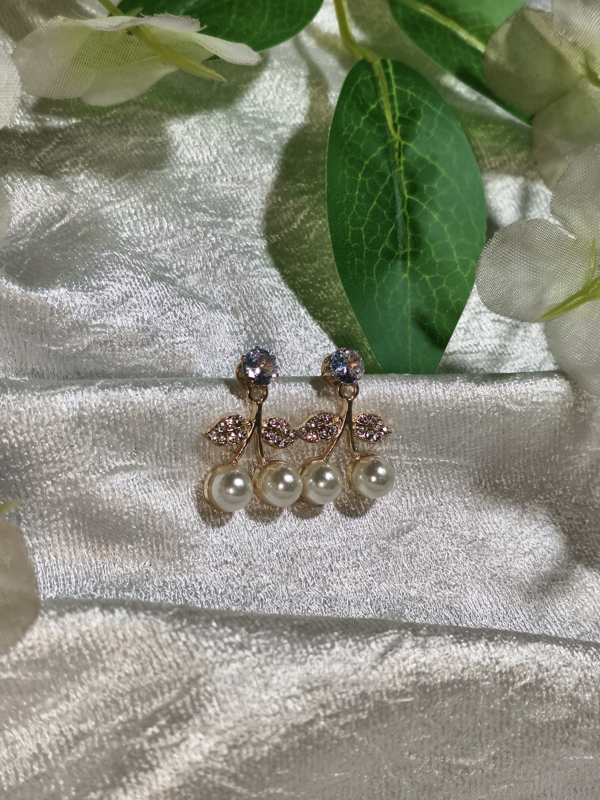 ✨ Elegant Pearl Leaf Drop Earrings – Minimal Yet Classy